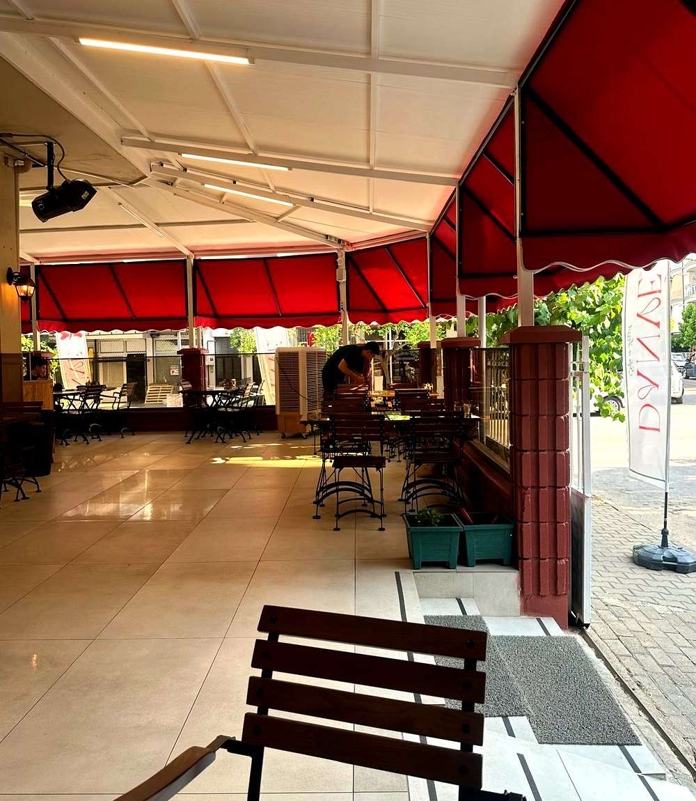 DANVÉ Şifa ve Lezzet — kırmızı tenteli bahçe terası